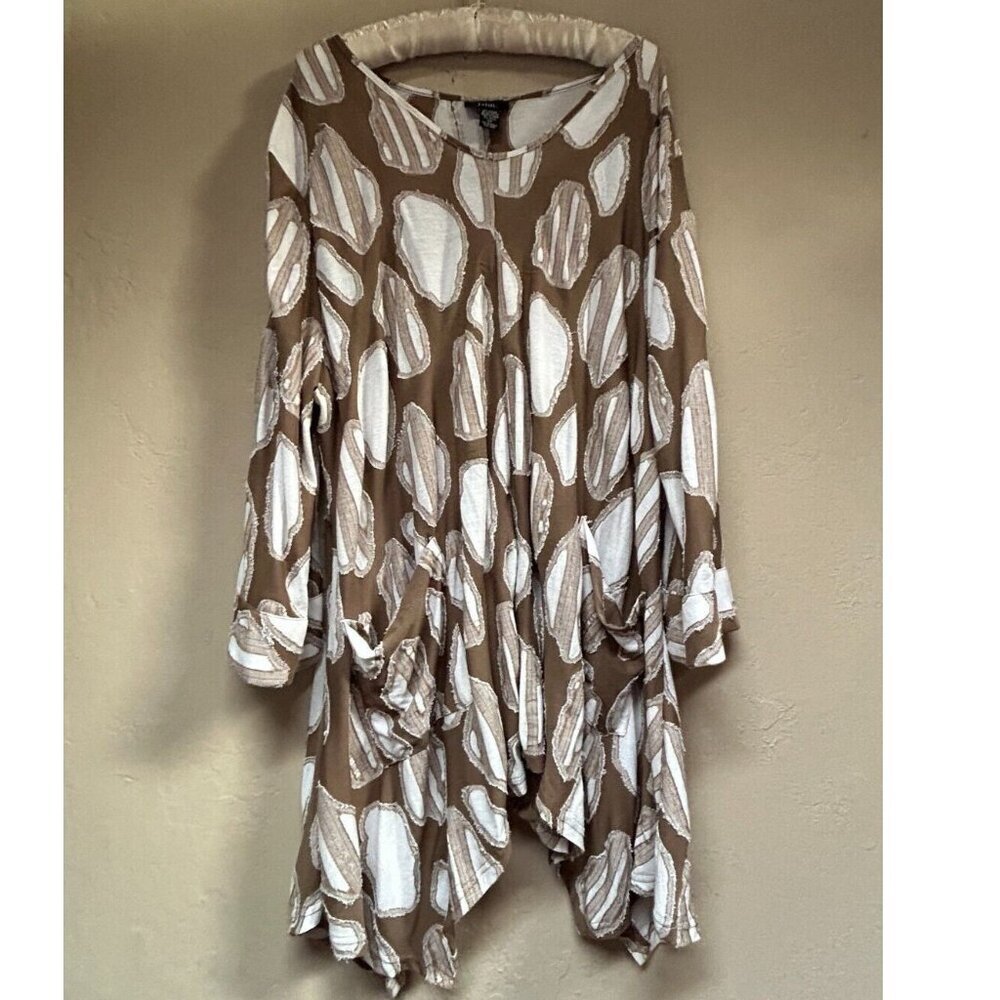 Dalin Womens Size 2X Asymmetric Tunic Top Brown & White Print V-Neck Textured